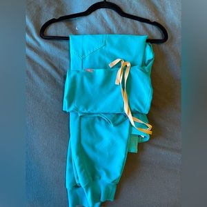 Like new Catarina/Zamora FIGS scrub set - size M